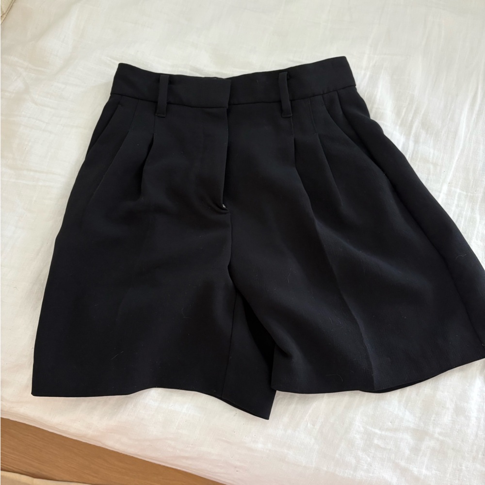 Aritzia effortless mid thigh short